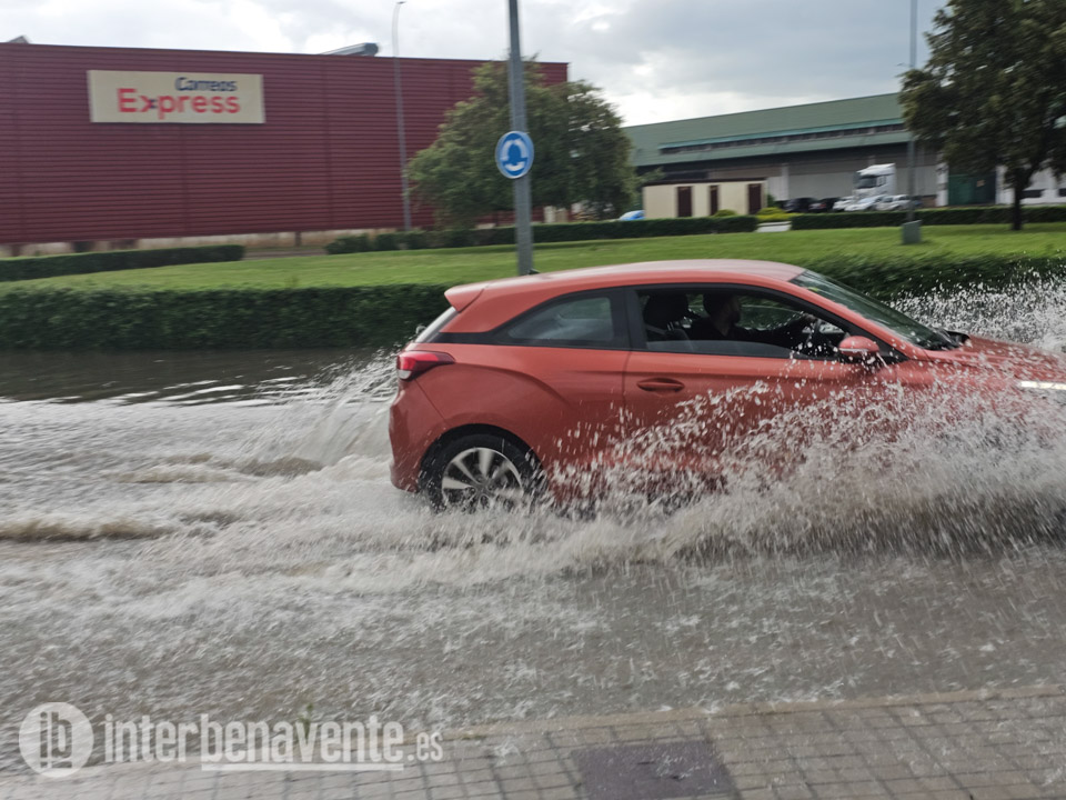 La gran tormenta  anega varias carreteras en Benavente
