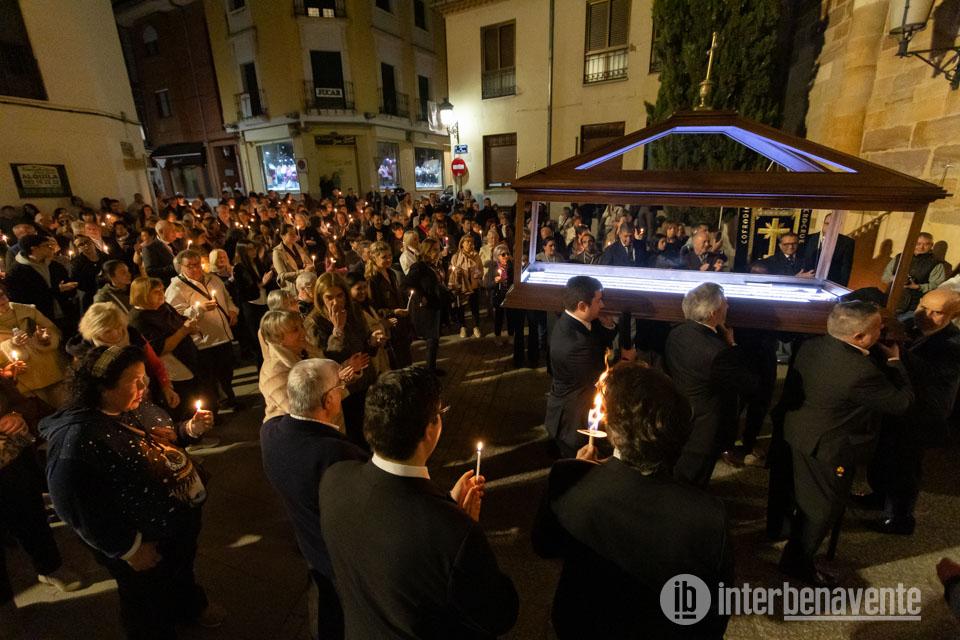 Las velas acompa&ntilde;an al Santo Sepulcro en la nueva procesi&oacute;n del S&aacute;bado Santo en Benavente