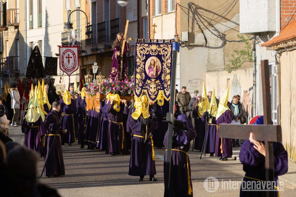 Encuentro en la madrugada de la Semana Santa de Benavente al repique de tambor