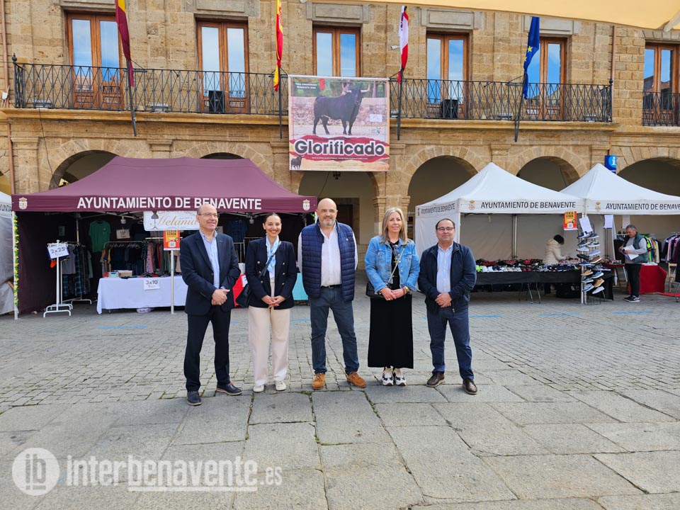 La Feria del Stock despliega sus productos de gran calidad en la Plaza Mayor de Benavente