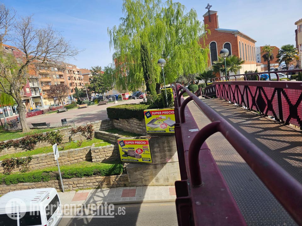 Ocho d&iacute;as para retirar la publicidad del espacio bajo la pasarela de la  Cuesta del Hospital