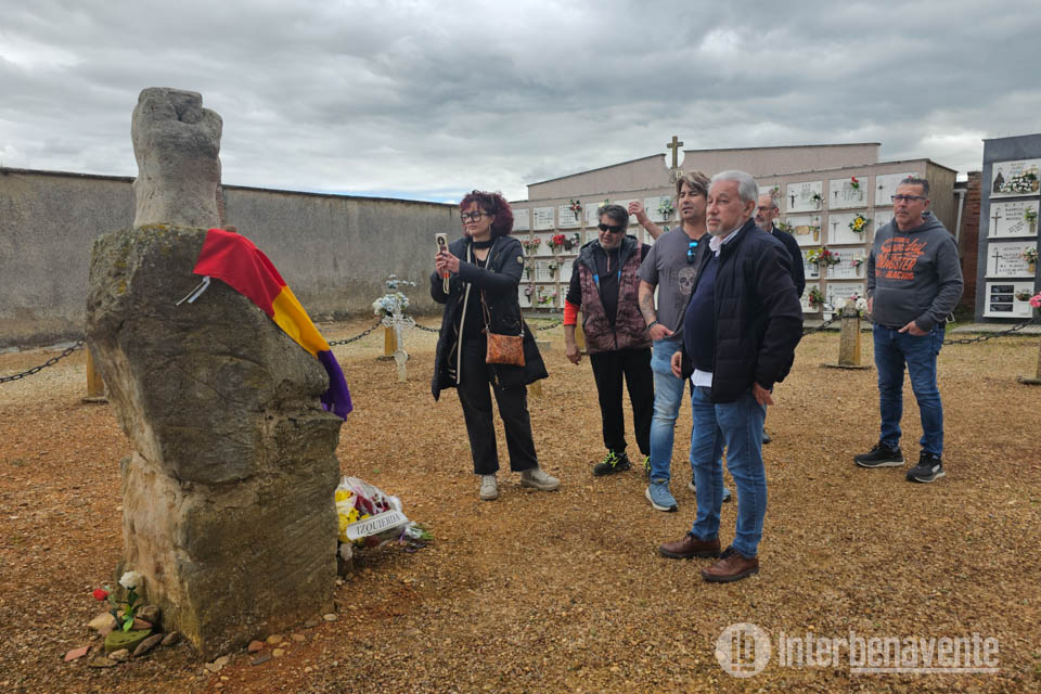 Izquierda Unida conmemora el 95º aniversario de la II República en la fosa común de Benavente