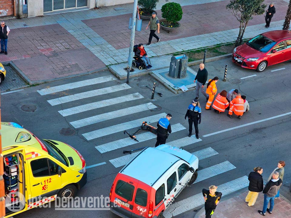 El conductor de un patinete herido leve tras colisionar contra un coche en la Avenida el Ferial