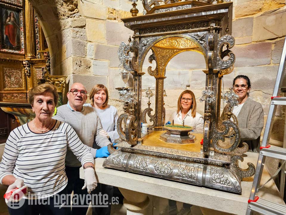 Las andas de la Virgen de la Vega resplandecientes, como manda la tradición