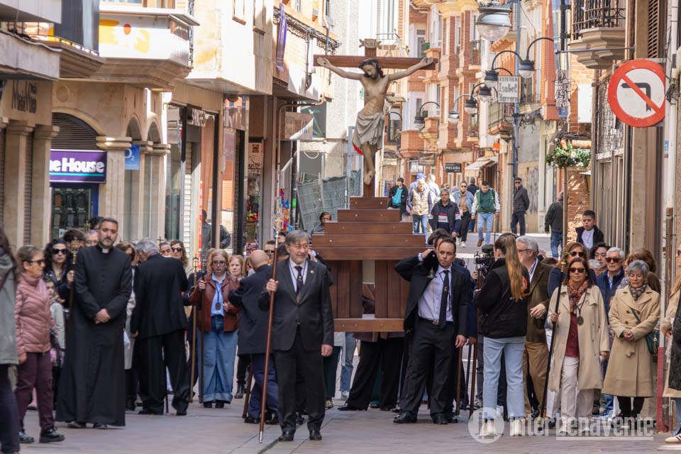 El Cristo de los Afligidos realiza su recorrido de oraci&oacute;n en el mediod&iacute;a del Viernes Santo