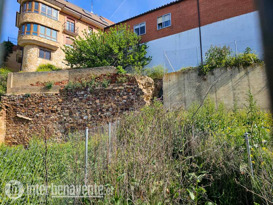 El colapso parcial de un muro obliga a proyectar una nueva pared en la zona del Mirador del R&iacute;o