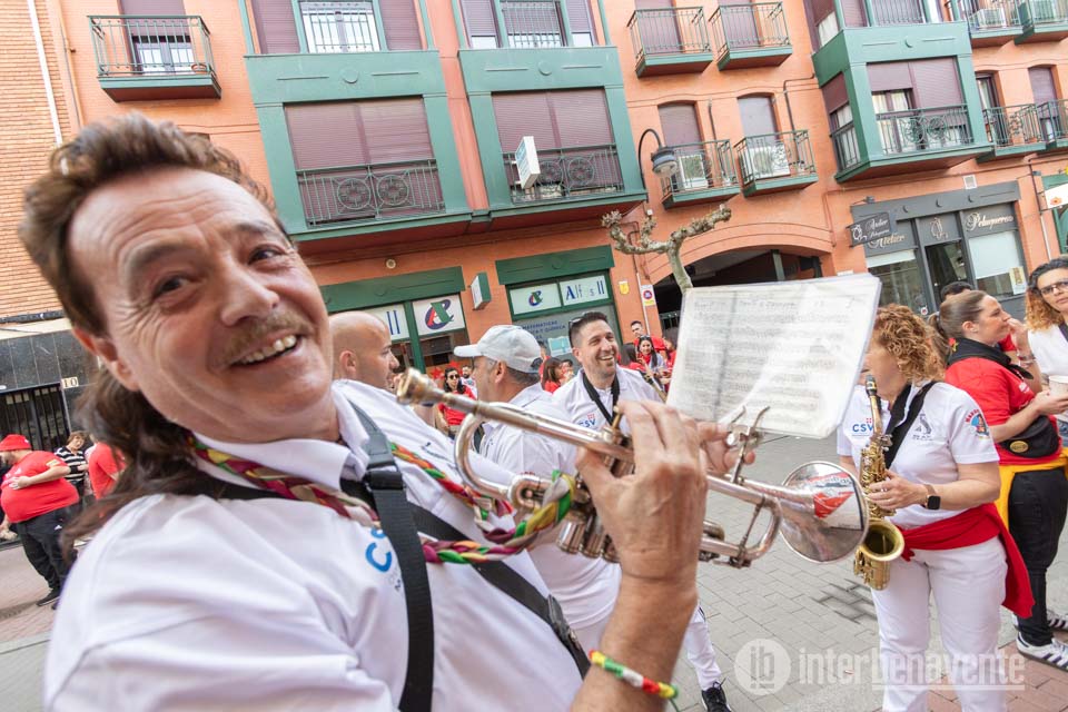 Makoki con la primera partitura que utiliz&oacute; de Cantando a Zamora