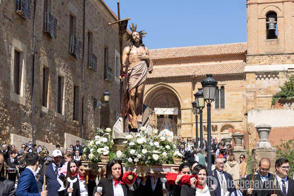 Jes&uacute;s Resucitado camina junto a la Virgen de las Angustias vestida de blanco en el final de la Semana Santa de Benavente