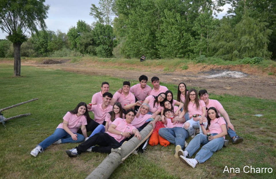 Santa Cristina celebra una de las "subidas de la viga" de los quintos m&aacute;s concurridas de los &uacute;ltimos a&ntilde;os