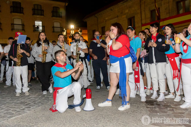 Oscar y Esther protagonizan un "Sí quiero" inolvidable en el centro de la Plaza Mayor de Benavente