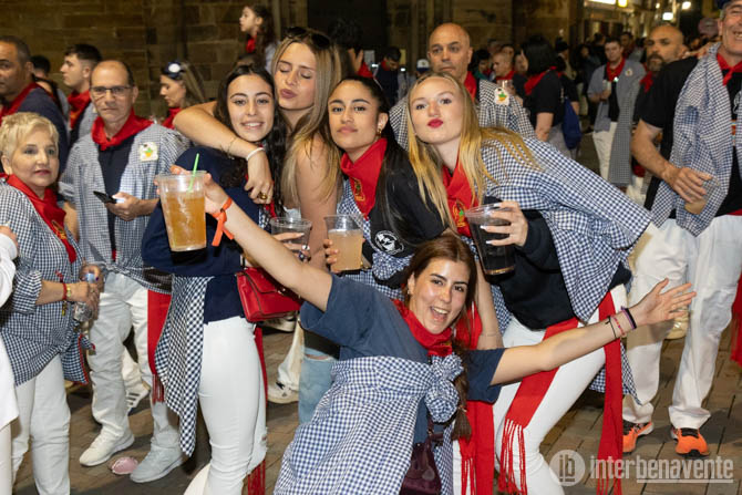 VÍDEO: Desfile nocturno de peñas en Benavente