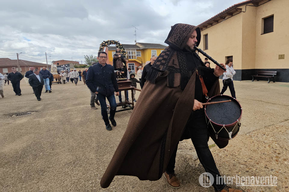 Manganeses de la Polvorosa honra a San Isidro bajo la lluvia y la música de Luis Antonio Pedraza