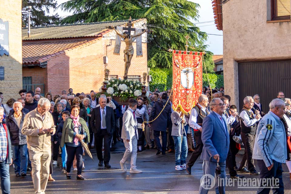 La lluvia cedi&oacute; y el Cristo de la Vera Cruz de Santa Cristina procesion&oacute; entre m&uacute;sica, baile y devoci&oacute;n