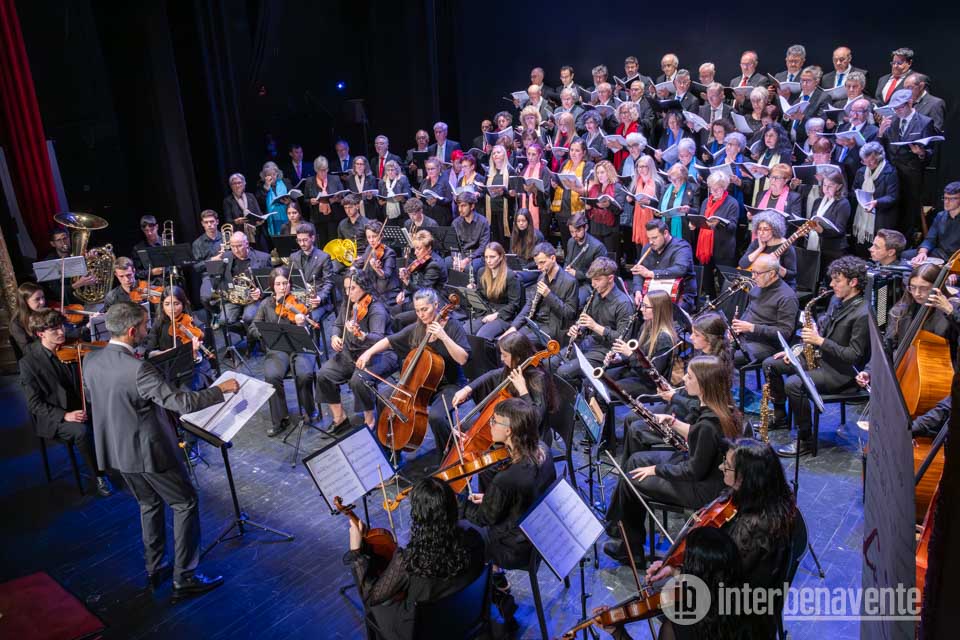 M&aacute;s de cien m&uacute;sicos llenan el Reina Sof&iacute;a de Benavente en un emocionante viaje por el folclore de Castilla y Le&oacute;n