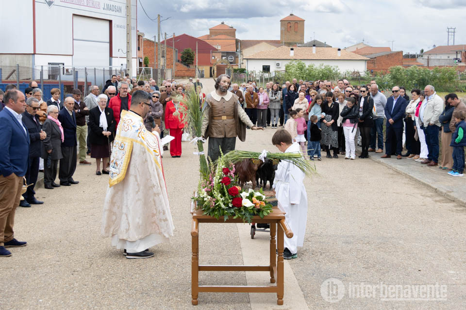 La devoción a San Isidro reúne a numerosos vecinos en San Cristóbal de Entreviñas