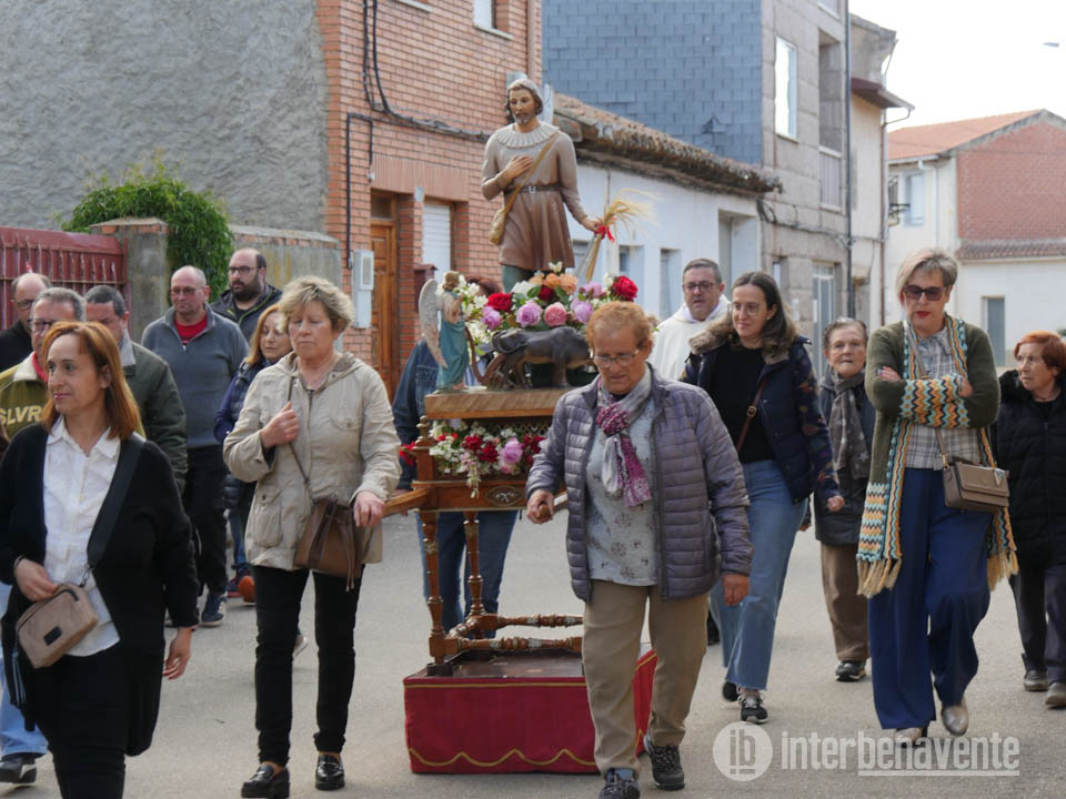San Isidro camina por Camarzana como símbolo de un oficio que se niega a desaparecer