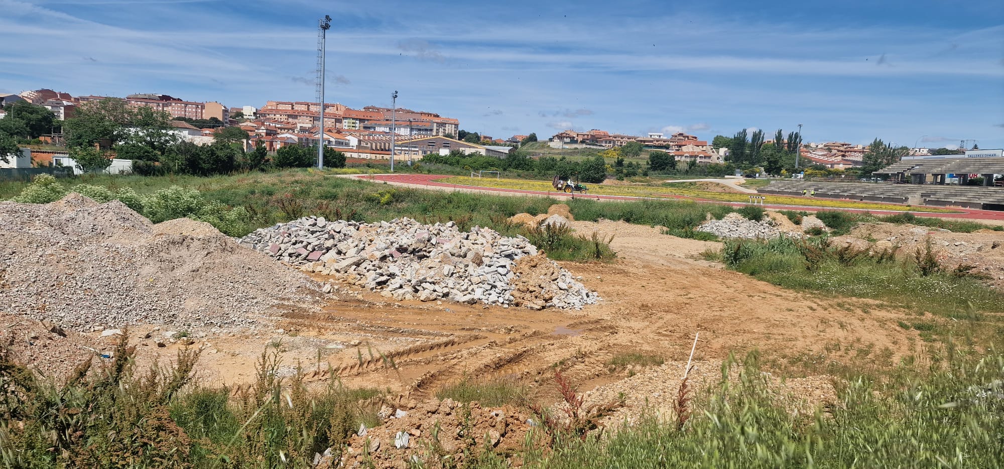 IU en el Ayuntamiento de Benavente denuncia el vertido de escombros en la parcela de las pistas deportivas