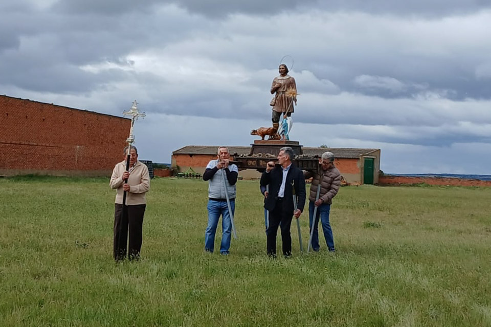 Villaveza del Agua honra a San Isidro con procesión y bendición de los campos
