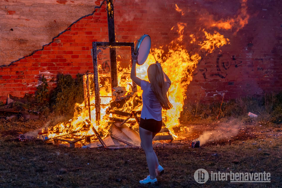 "Lo que une la Vega nada lo separa", fuego y agua para un fin de ciclo