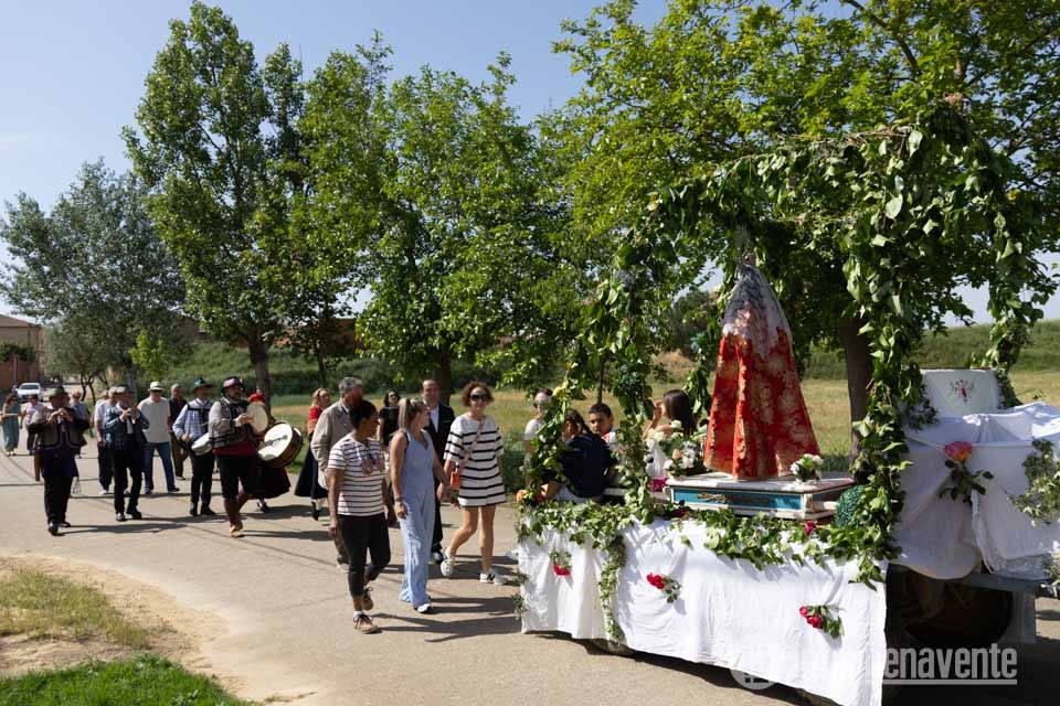 La Virgen de la Cantimbriana recorre Fuentes de Ropel entre música y respeto por la tradición