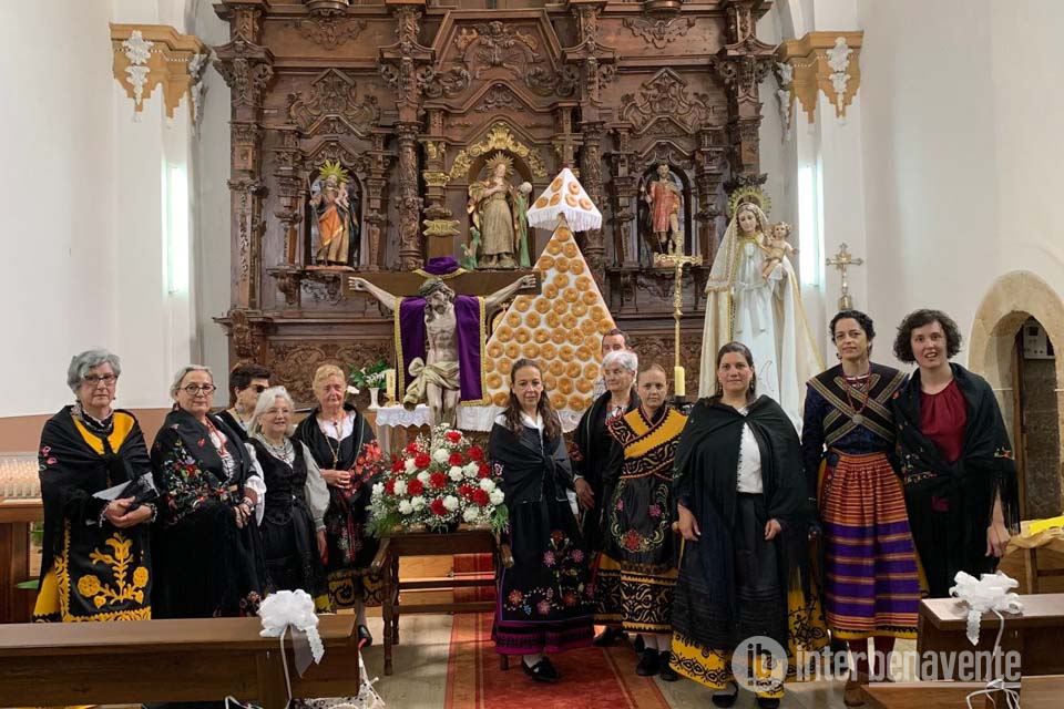 Villabrázaro culminó este lunes sus fiestas con la procesión del Cristo de las Agonías