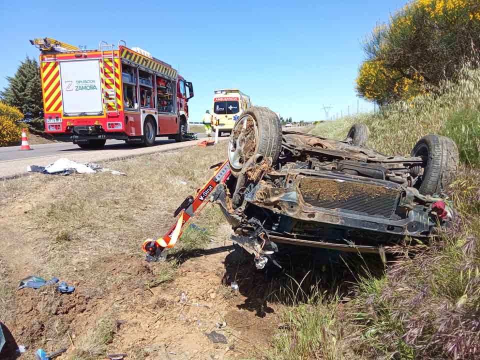 Los bomberos excarcelan a un conductor tras un accidente en la A-6 a su paso por Cerecinos de Campos