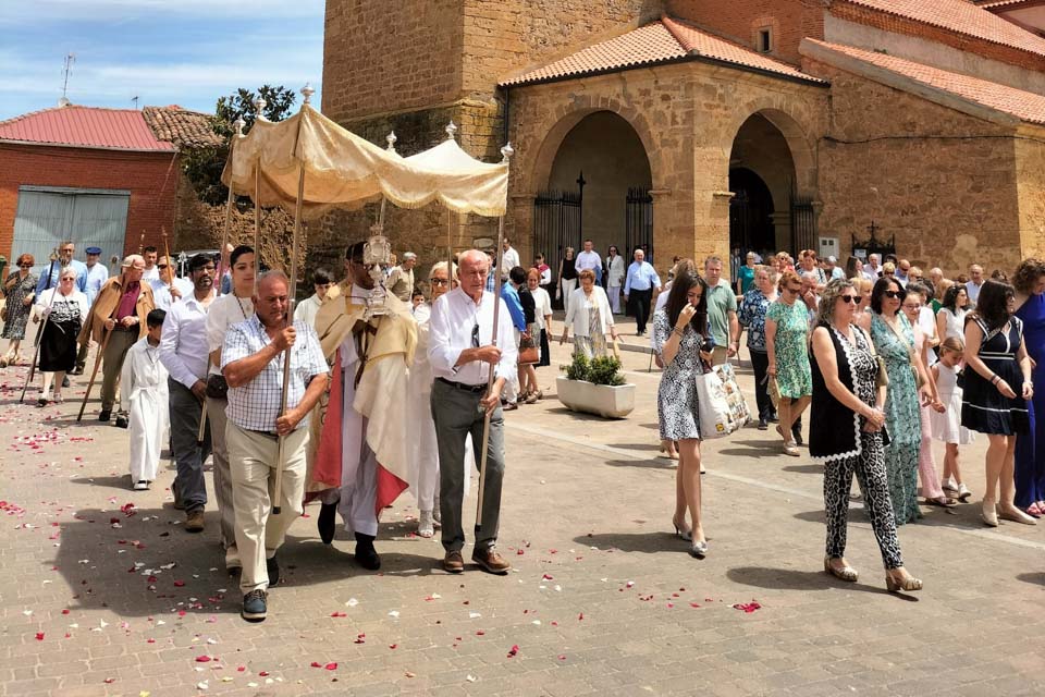 San Cristóbal de Entreviñas celebra el Corpus Christi con una procesión marcada por la tradición