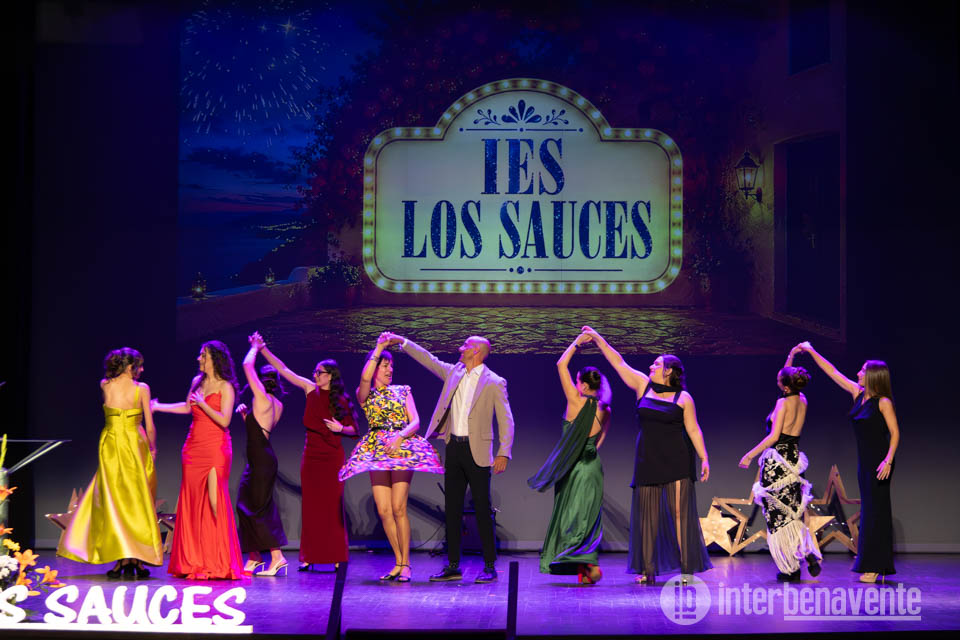 El IES Los Sauces celebra sus graduaciones  con Carlos Fresno muy presente
