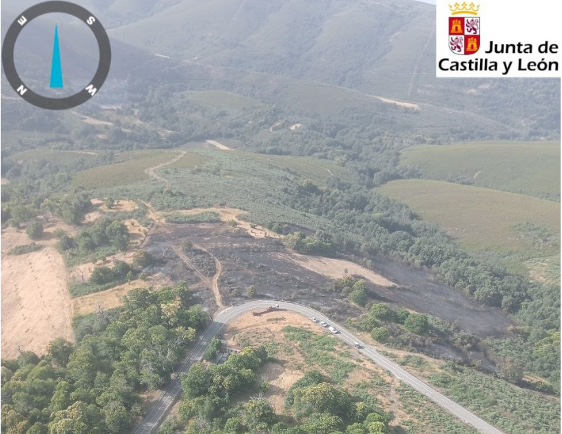 Un incendio en San Ciprián mantiene activos a nueve medios de extinción por tierra