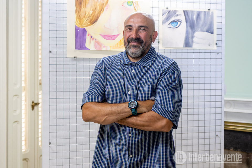 &Oacute;scar Fern&aacute;ndez Mor&aacute;n inaugura una exposici&oacute;n de acuarelas que reflejan su evoluci&oacute;n art&iacute;stica y su estilo autodidacta