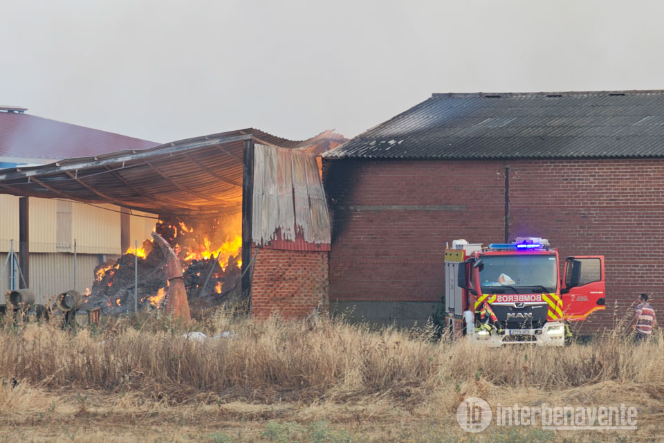 Un rayo provoca un incendio que afecta a tres naves agr&iacute;colas en Cerecinos de Campos y deja un herido grave
