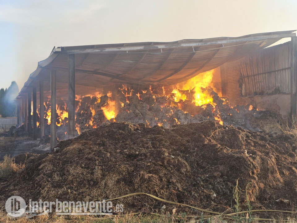 Un rayo provoca un incendio que afecta a tres naves agrícolas en Cerecinos de Campos y deja un herido grave