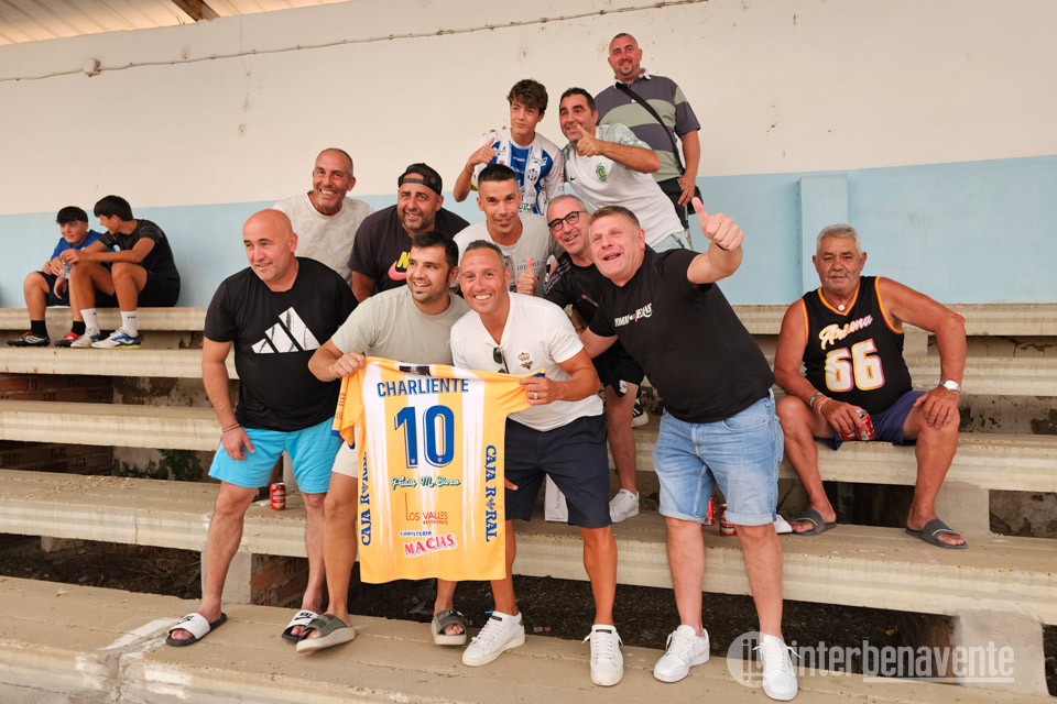 El internacional Santi Cazorla, protagonista en la grada del amistoso que reuni&oacute; al Zamora C.F. y el Real Oviedo Vetusta en Benavente
