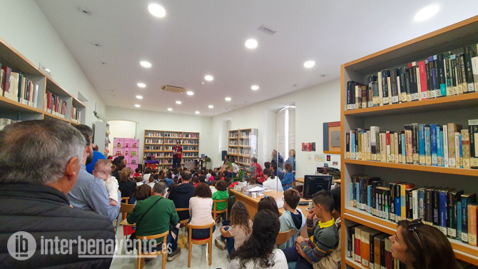 La retenci&oacute;n de llaves por parte de algunos usuarios obliga a cambiar las cerraduras de las taquillas de la Biblioteca Municipal