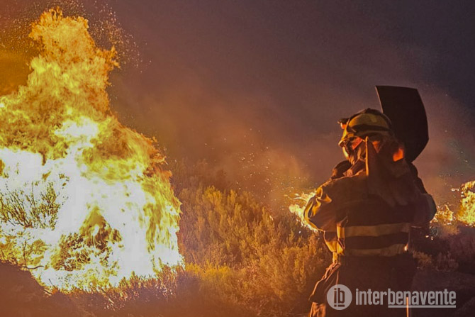 Extinguidos los dos incendios forestales intencionados originados en Lubián y Cobreros