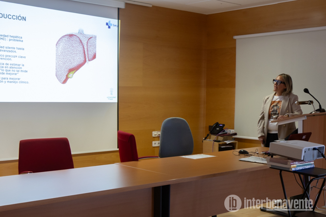 La benaventana Esther Fern&aacute;ndez Corral presenta su investigaci&oacute;n sobre el riesgo hep&aacute;tico en un congreso internacional