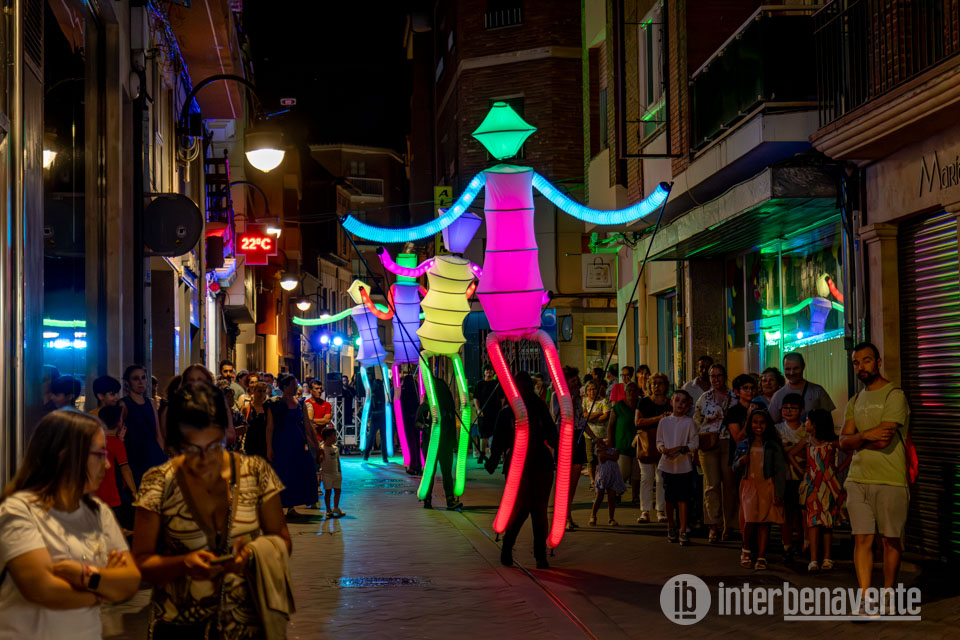 Las marionetas luminosas gigantes de Big Dancers recorren Benavente en el &uacute;ltimo d&iacute;a de Teatro de Calle