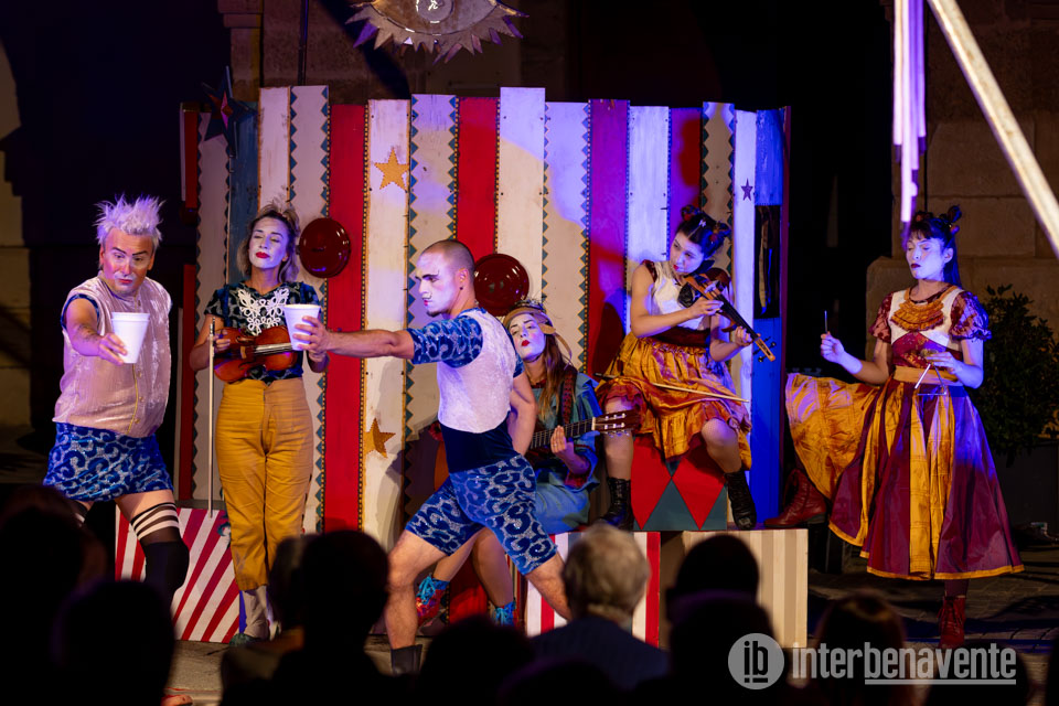 La Troupe Malab&oacute; conquista la Plaza Mayor de Benavente con su circo de paz "Eirenne"