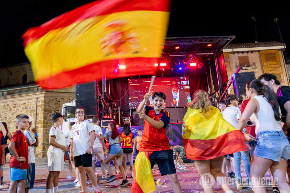 Espa&ntilde;a gana a Francia en la Plaza de la Madera de Benavente y estalla la fiesta