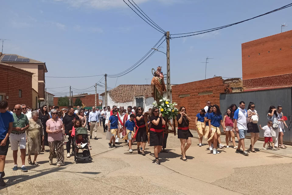 Chupinazo, preg&oacute;n, chiquibueyes y procesi&oacute;n, as&iacute; ha comenzado San Crist&oacute;bal de Entrevi&ntilde;as  sus grandes fiestas