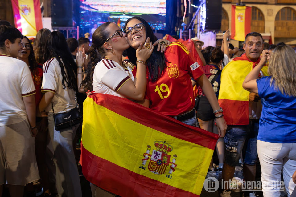 Los momentos m&aacute;s emocionantes de la celebraci&oacute;n del Mundial en la Plaza de la Madera de Benavente
