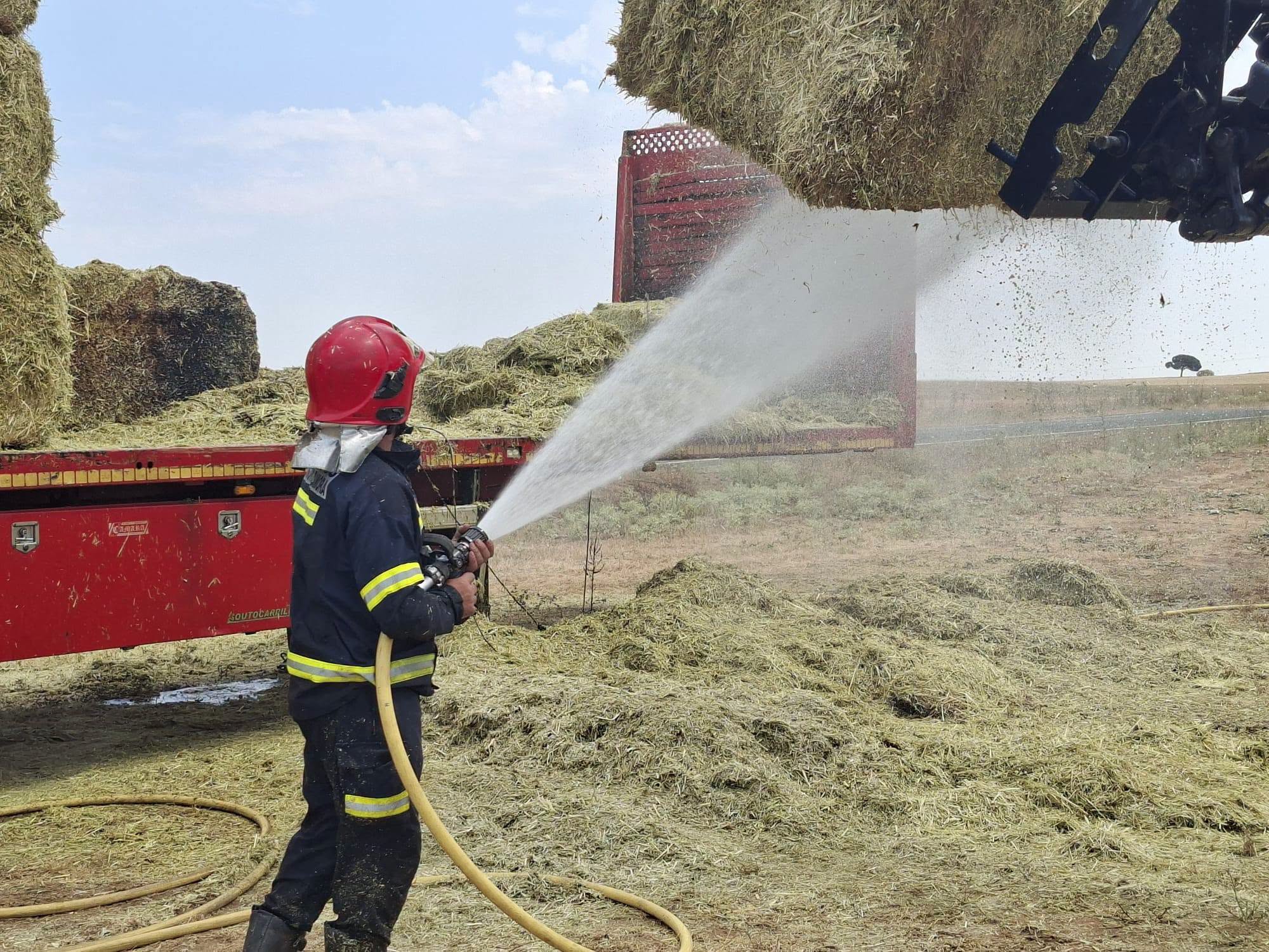 Rápida intervención para sofocar el incendio de un camión cargado de pacas de avena en la A-6 en Cerecinos de Campos