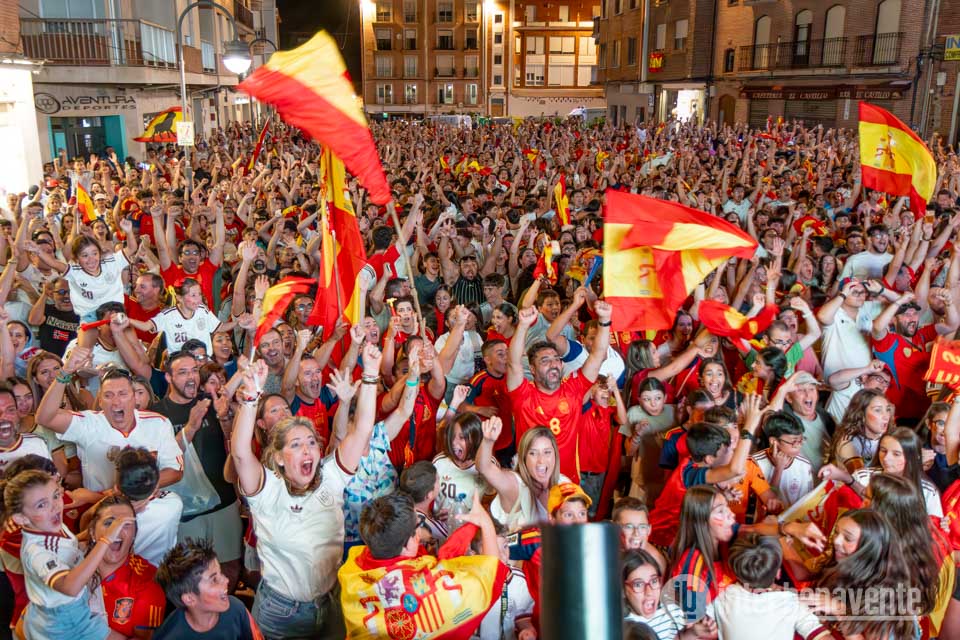 Noche hist&oacute;rica en la Plaza de la Madera de Benavente, el mundial de Espa&ntilde;a desata las emociones
