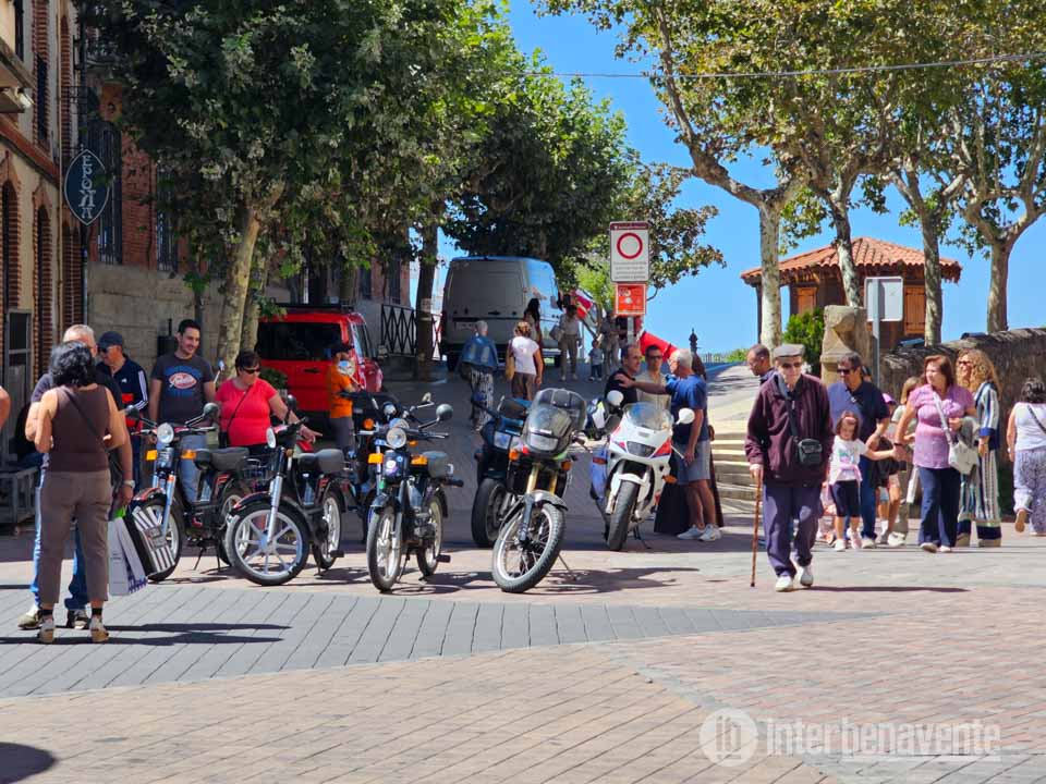 Vespas, motos y bicicletas antiguas protagonizan la ma&ntilde;ana en la Plaza Juan Carlos I