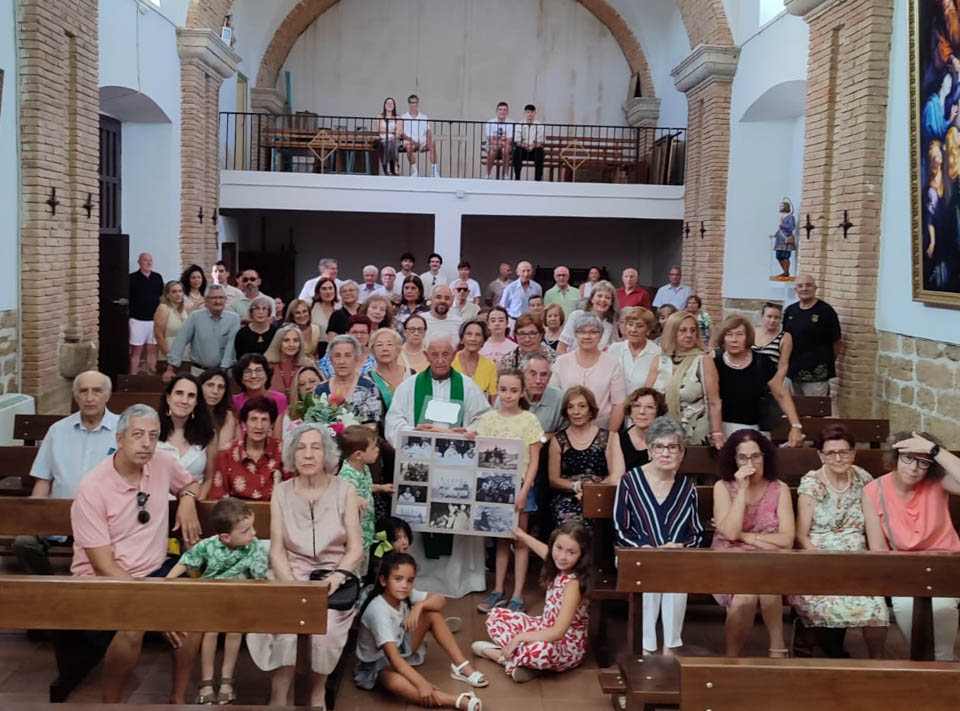 “Creía que ibais a sustituir al cura”, la emotiva sorpresa al párroco más veterano de la comarca