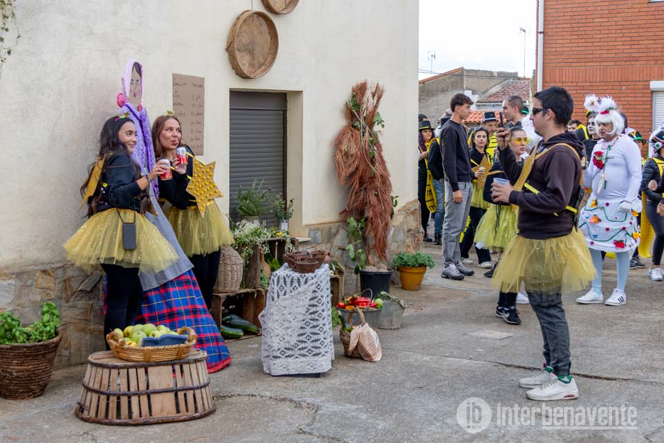 El desfile de disfraces y el concurso de fachadas llenan de color las fiestas de Villabr&aacute;zaro
