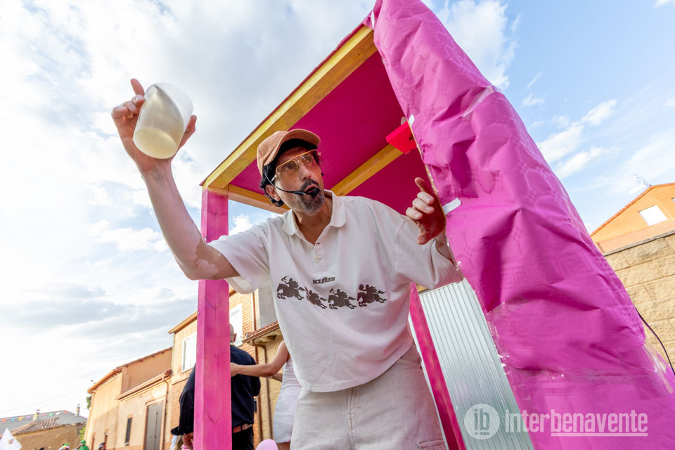 Ni Bad Bunny quiso perderse el divertido desfile de carrozas de Arrabalde