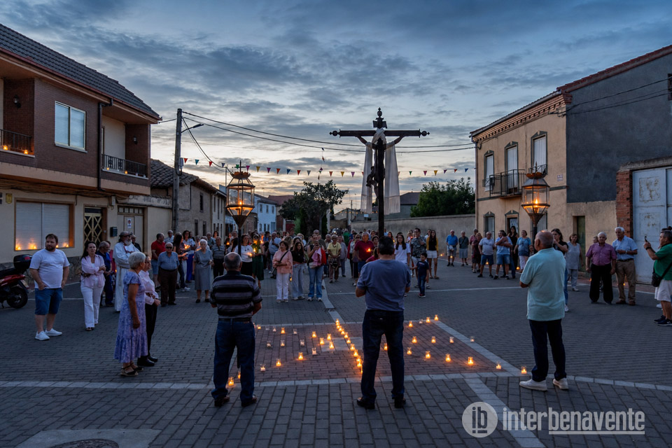 Las velas vuelven a transformar Santa Colomba de las Monjas en un escenario mágico durante la procesión del Cristo