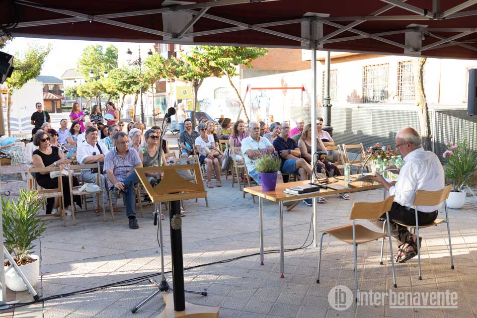 La Feria del Libro de Benavente contin&uacute;a con una agenda cargada de literatura y un final musical
