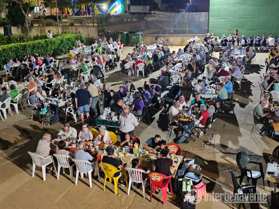 San Roquito despide las fiestas de Villaf&aacute;fila con la tradicional Cena de la Chota